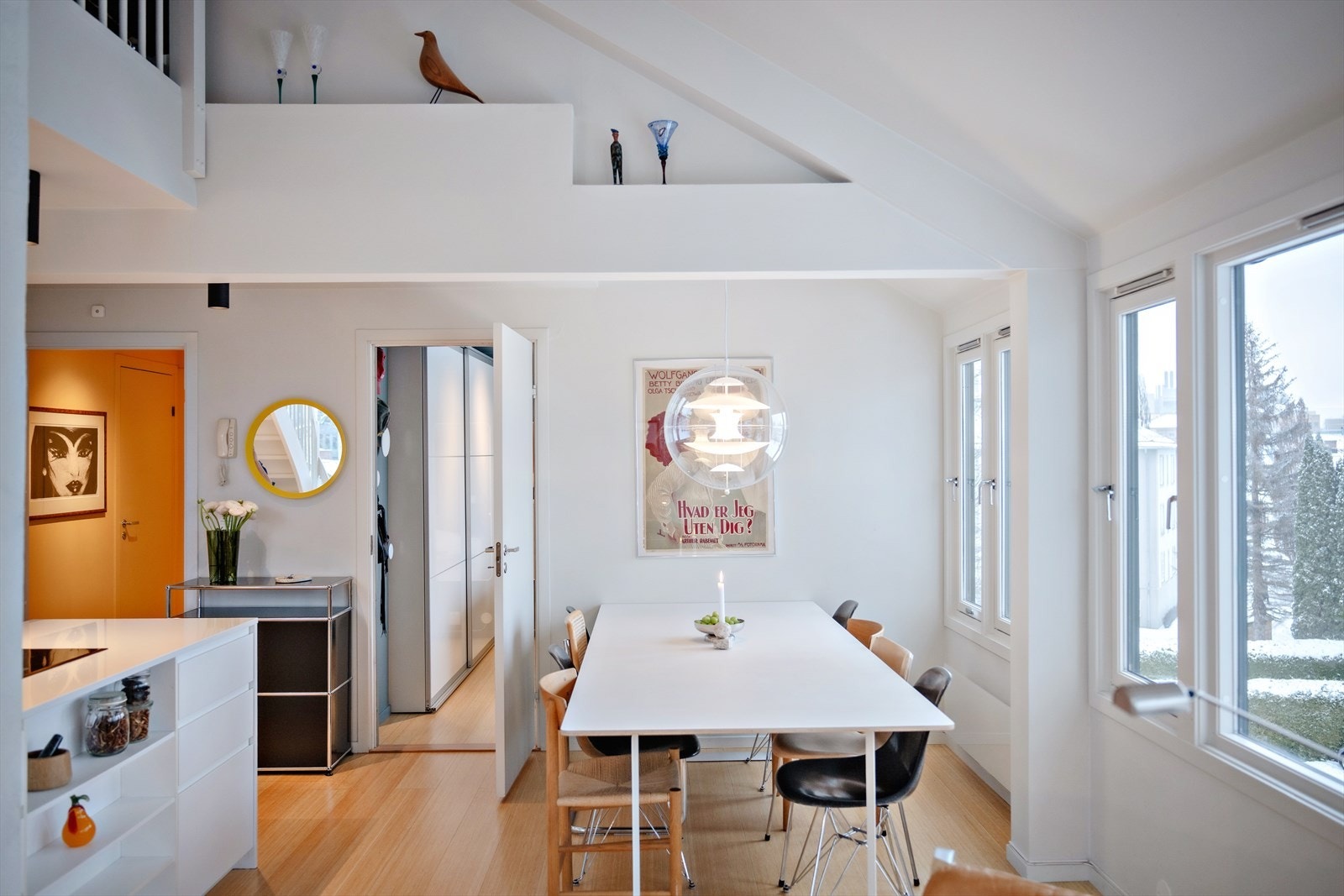 Stor spisestue med god plass til spisebord i tilknytning til kjøkken. Galleribilde