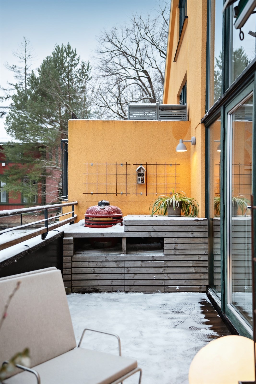 I 2023 ble uteplassen oppgradert med utekjøkken og daybed med smarte oppbevaringsløsninger. Galleribilde