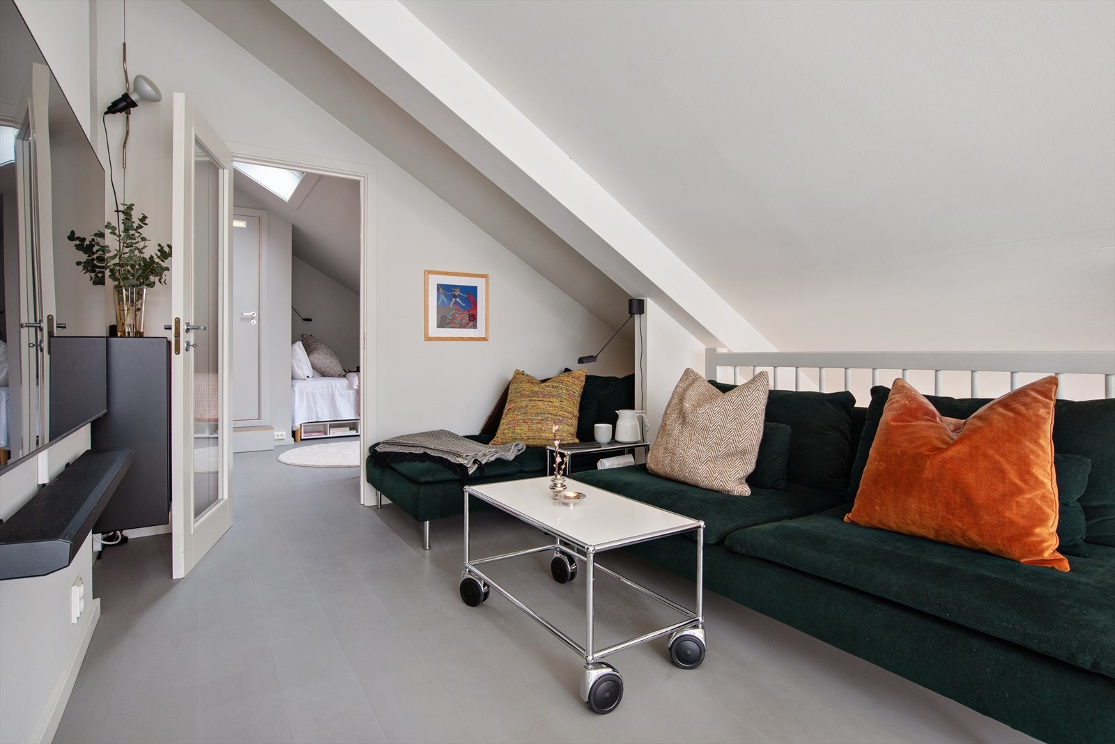 Loftsetasjen er også malt i morderne fargevalg. Galleribilde