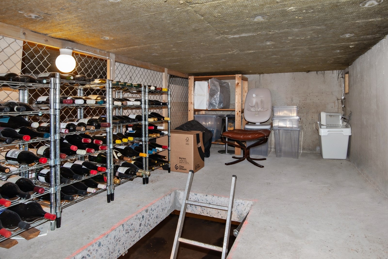 Praktisk lagringshems på ca. 20 kvm (120cm takhøyde) over parkeringsplass. Galleribilde