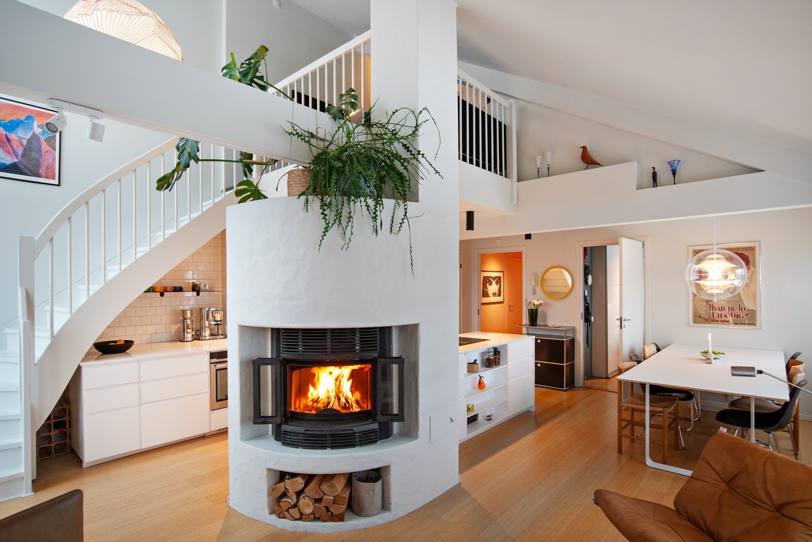 Stuen har fantastisk himlingshøyde og en sosial utforming. Galleribilde