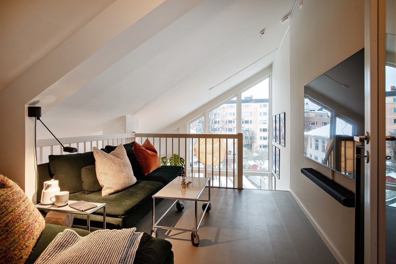 Loftsetasjen byr på TV-stue og et soverom/hjemmekontor, samt vaskerom/bod. Galleribilde