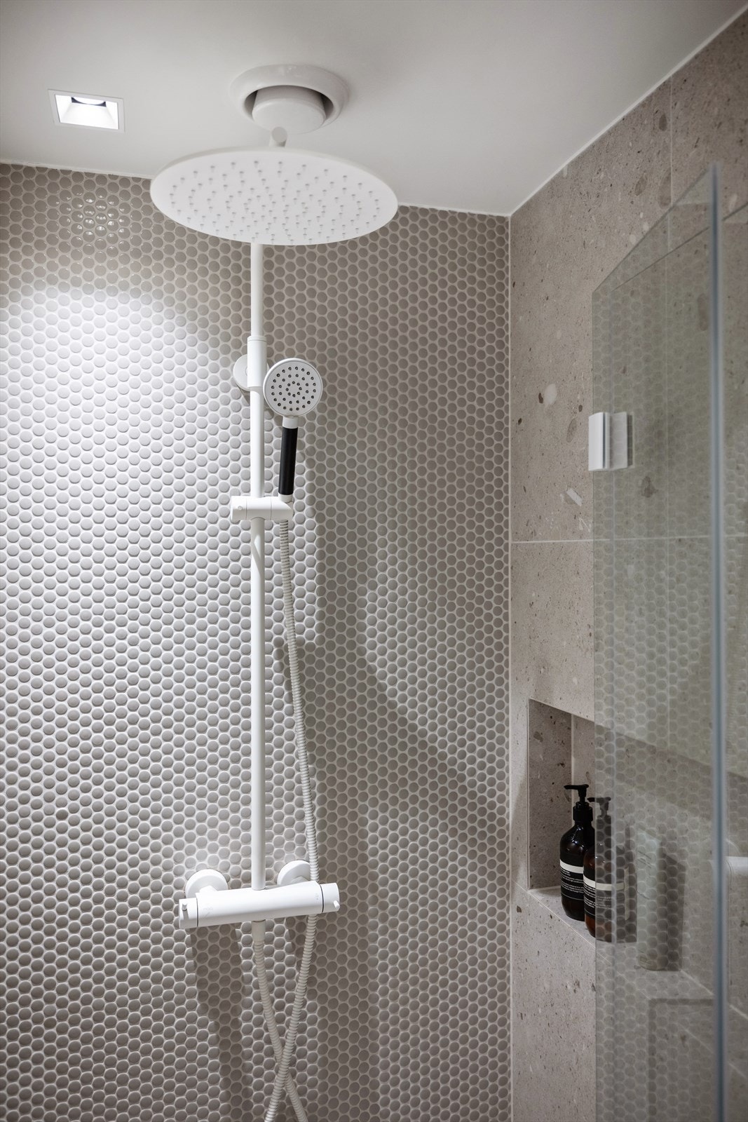 Stor dusjsone med regnfallsdusj. Galleribilde