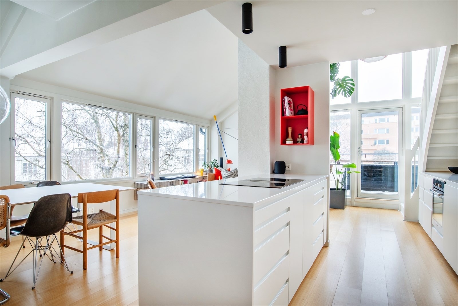 Praktisk kjøkkenøy med ekstra skap- og benkeplass, samt platetopp med integrert ventilator. Galleribilde