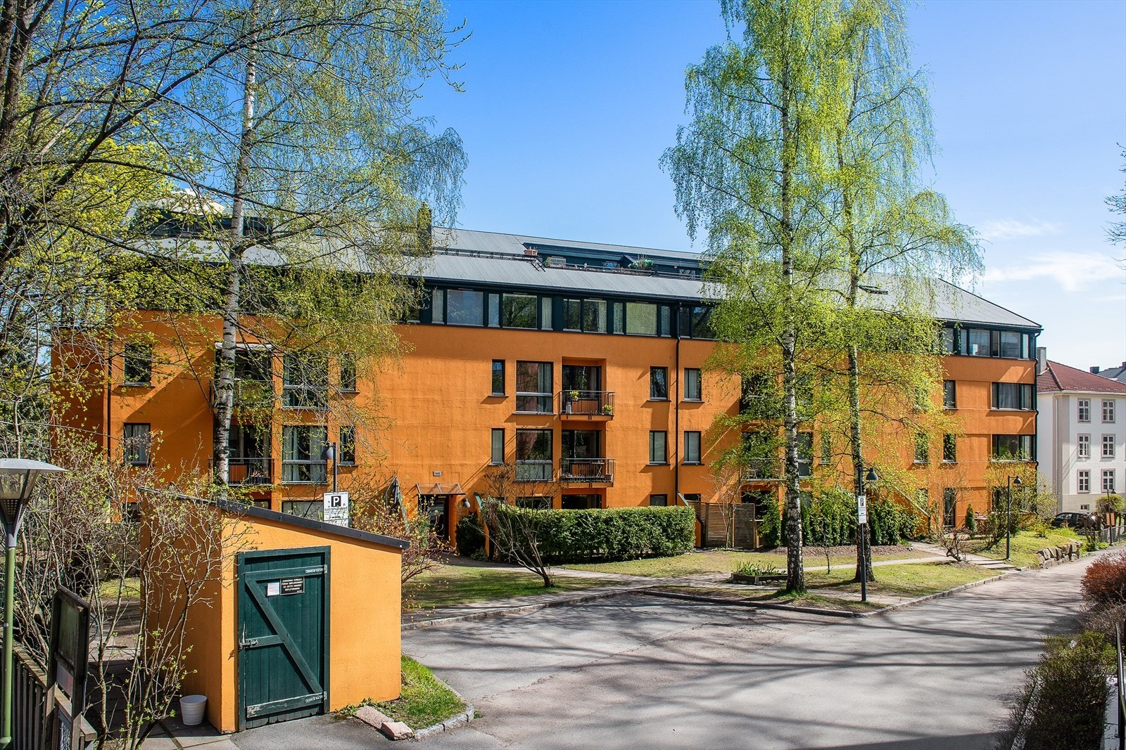 Leiligheten ligger skjermet og sentralt til på Adamstuen. Galleribilde