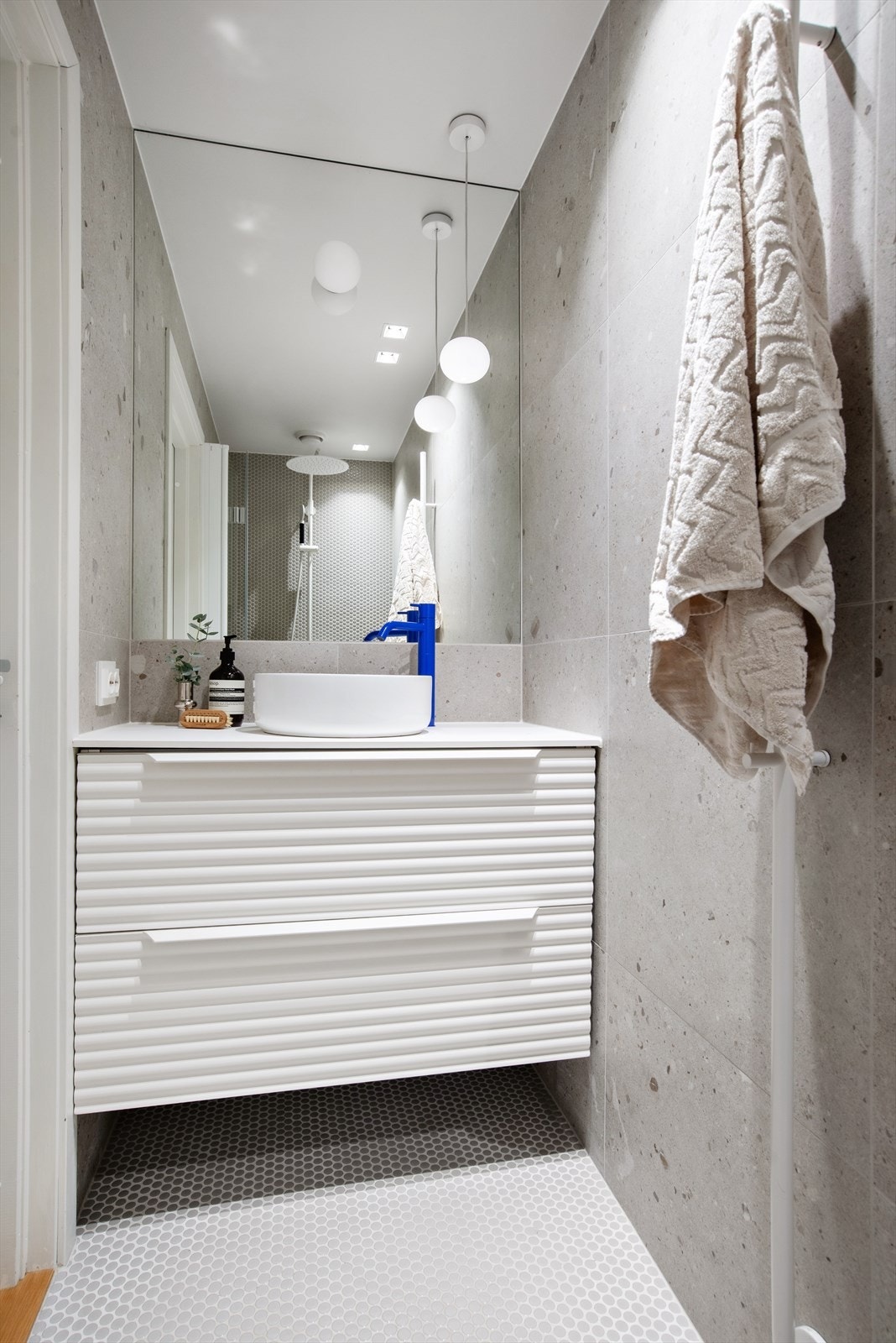 Eksklusivt og moderne bad fra 2022 med dusj og servant med underskuffer. Galleribilde