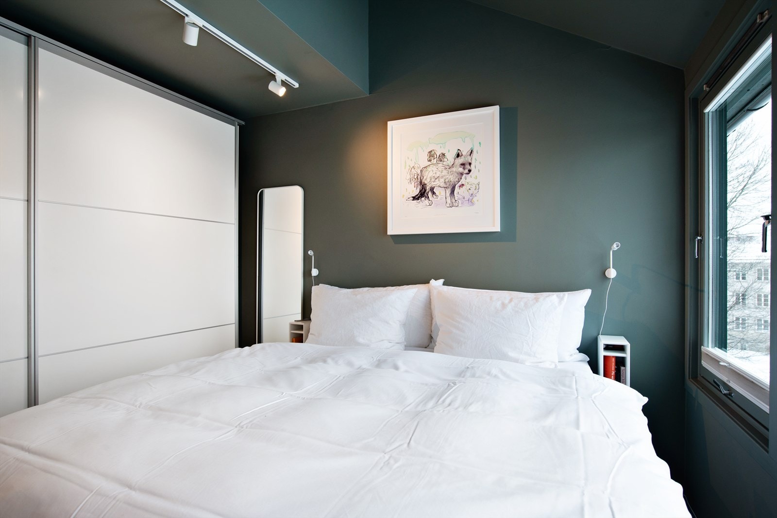 Oppbevaring er ivaretatt av romslig skyvedørsgarderobe. Galleribilde