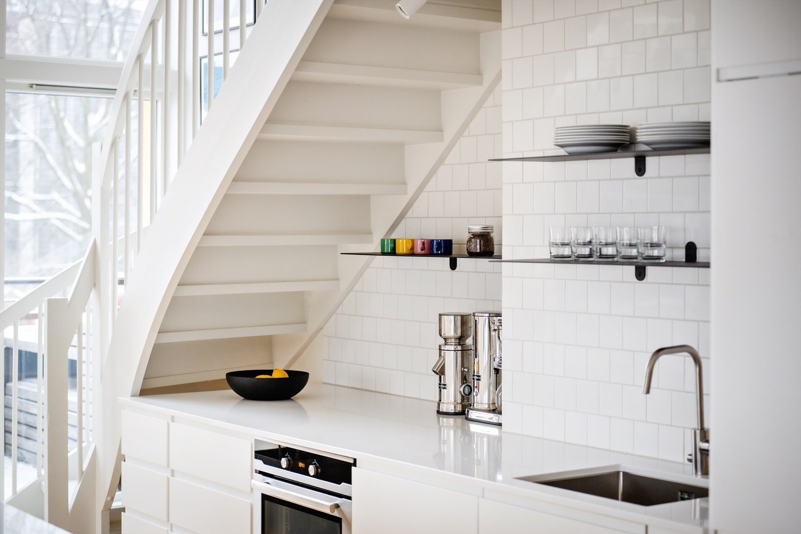 Kjøkkenet har integrerte hvitevarer og ligger delvis adskilt fra stuen. Galleribilde