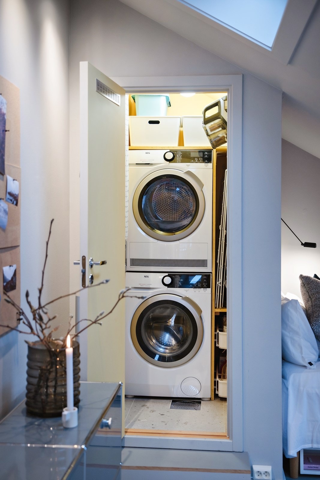 Praktisk, flislagt vaskerom med opplegg for vaskemaskin og tørketrommel. Galleribilde