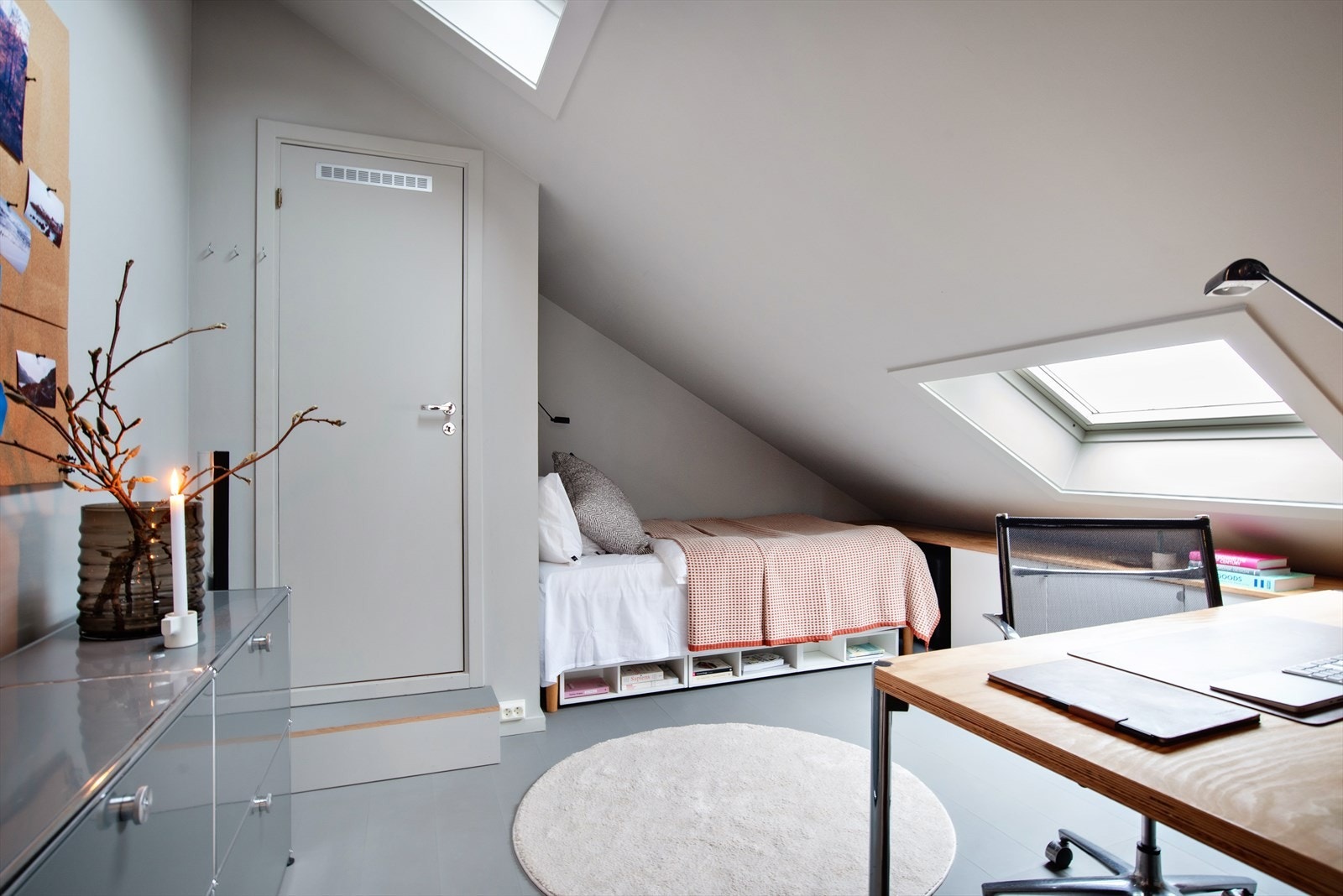 Soverom 2 egner seg godt som barnerom, gjesterom eller hjemmekontor. Smarte oppbevaringsløsninger. Galleribilde