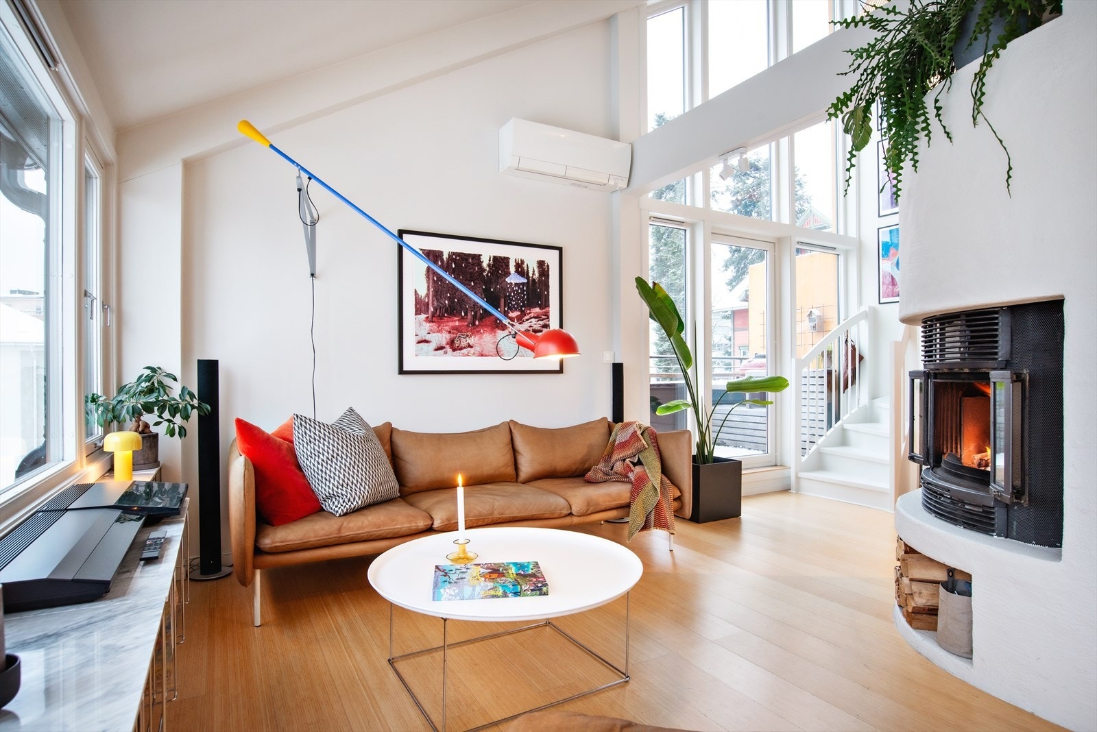 Generøs takhøyde og vindusflater på to sider gir rommet rikelig med naturlig lys fra solen står opp om morgenen. Galleribilde