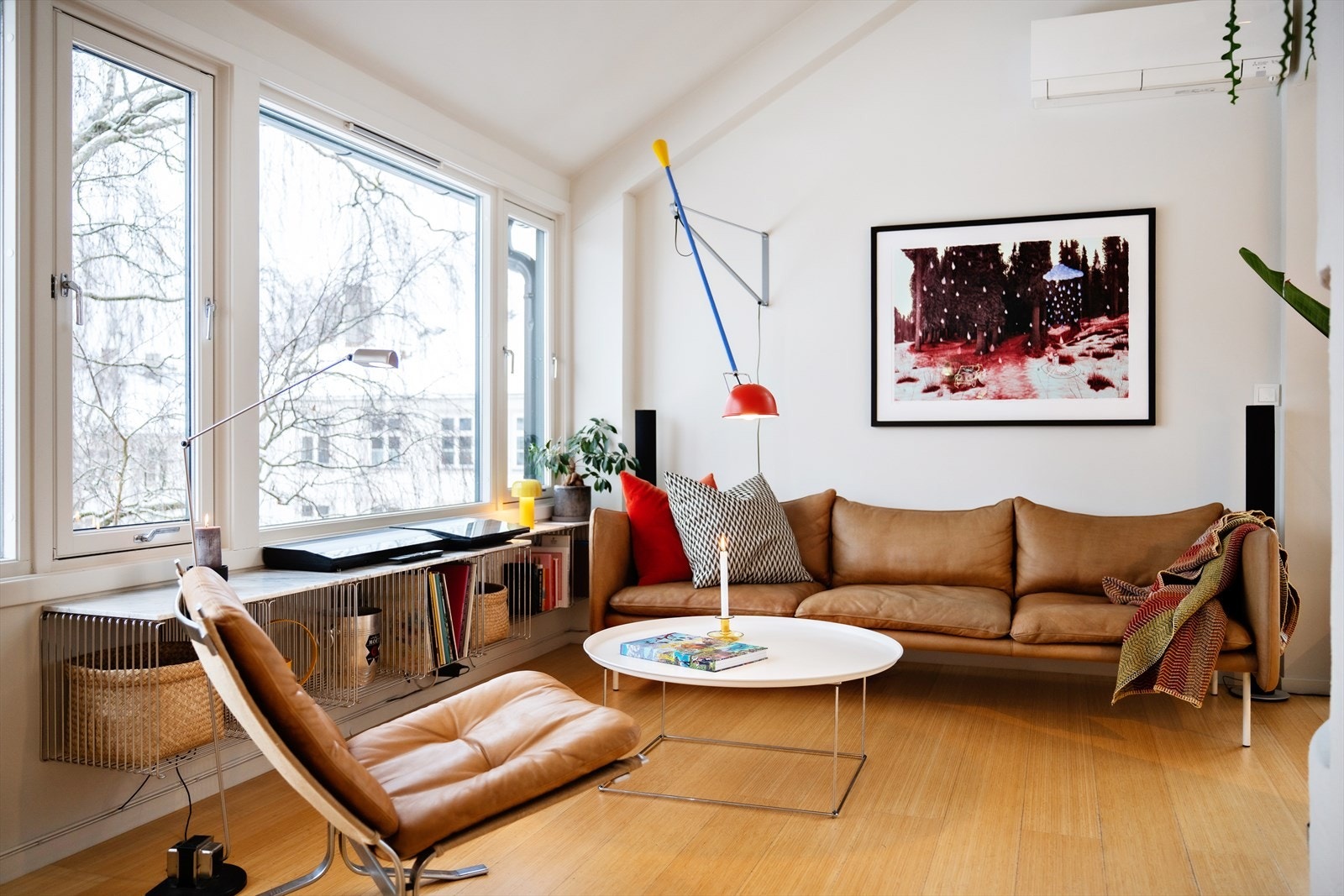 Leiligheten er malt i lyse og moderne farger som står i stil med 1-stavs bambusparkett. Galleribilde