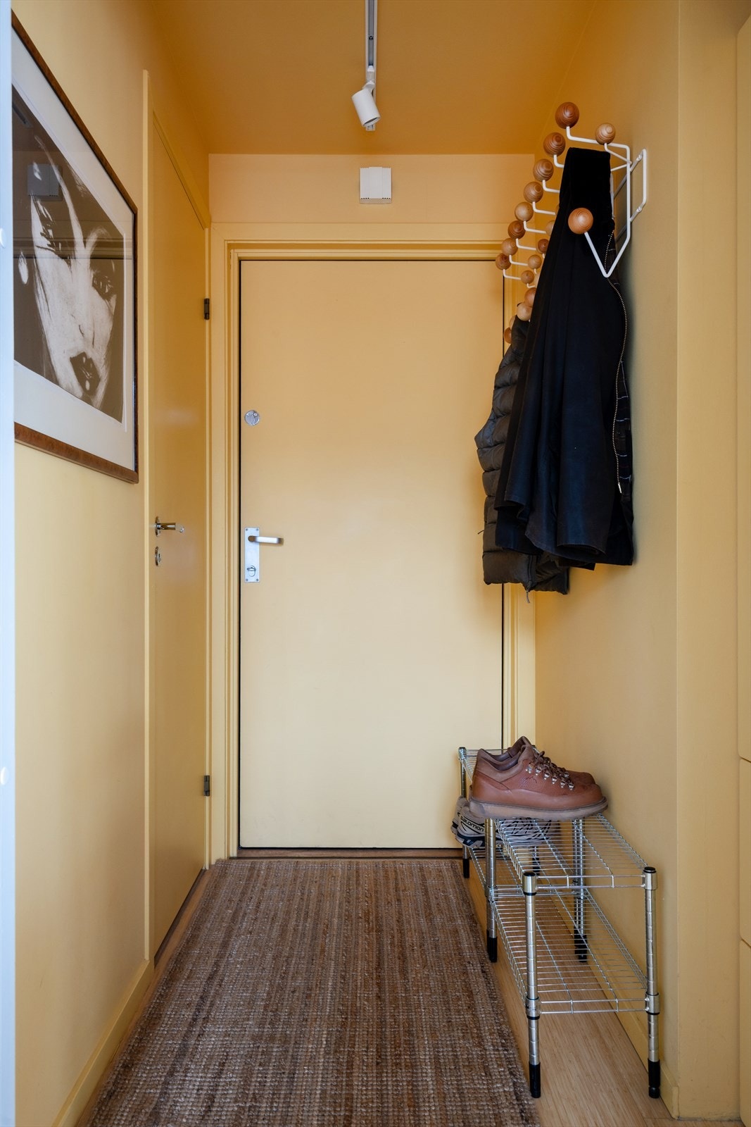 Entré med plass til å henge fra seg ytterklær. Galleribilde