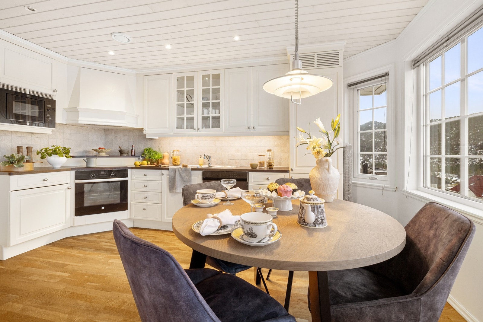 Kjøkkeninnredningen (2008) er fra Strai med utgang til terrassen som strekker seg rundt til stuen - perfekt for å nyte morgenkaffen! Galleribilde