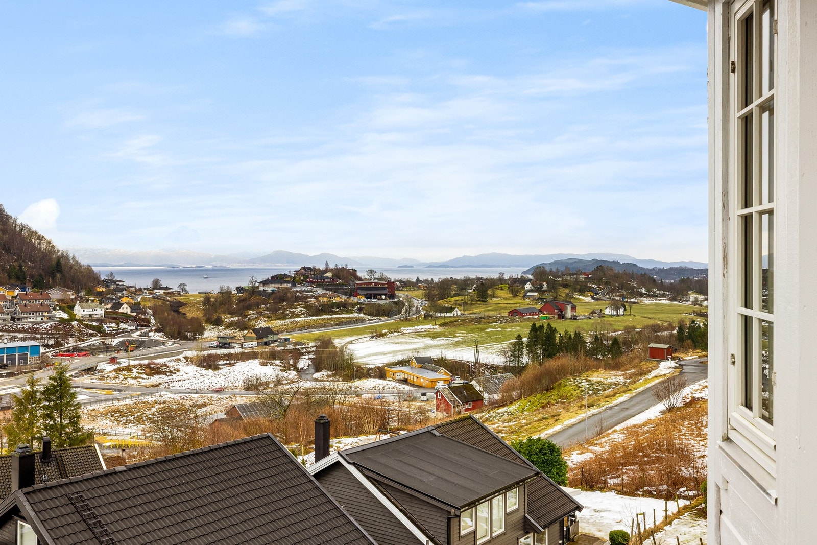 Denne utsikten kan du nyte med morgensolen inn i kjøkkenet. Galleribilde