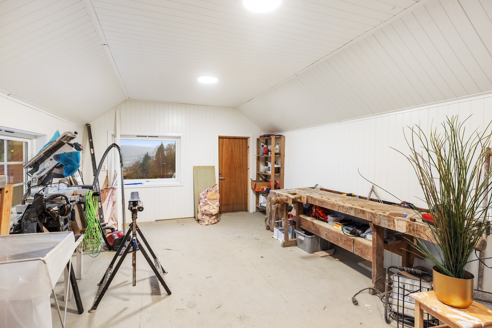 Godt med oppbevaringsplass. Verkstedet måler 27 kvm. Galleribilde