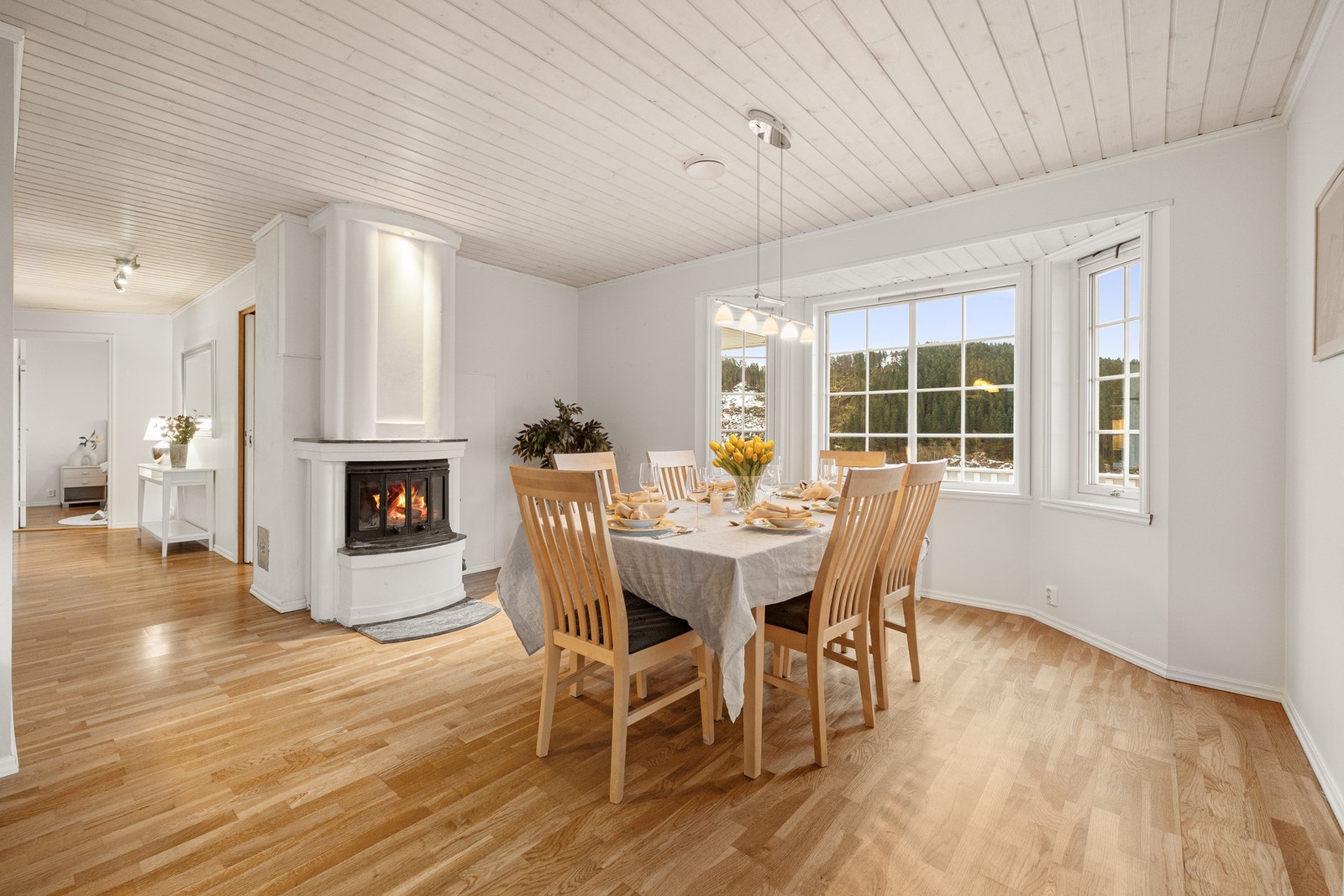 Boligen er fra 2008 med gjennomgående god standard. Her får en to stuer, to bad og eget vaskerom i hoveddelen av boligen, samt mye lagringsplass i garasje, sportsbod og "verksted" Galleribilde