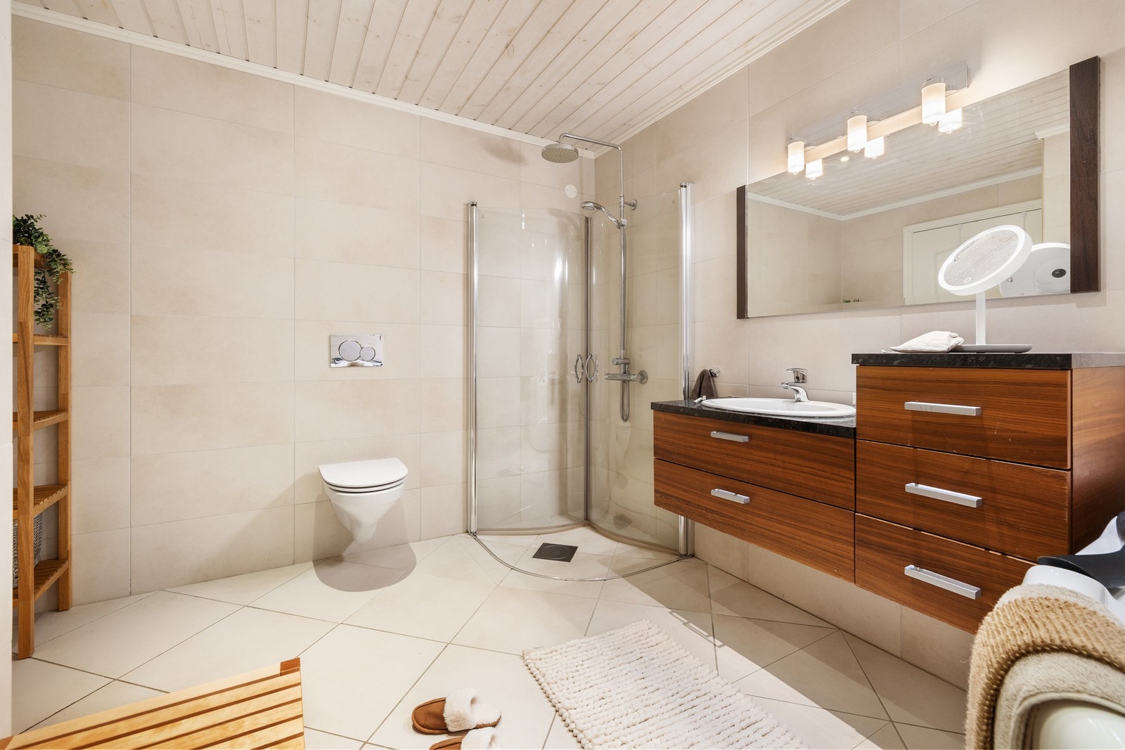 Badet i hovedetasjen er stort med helfliset vegger og gulv Galleribilde