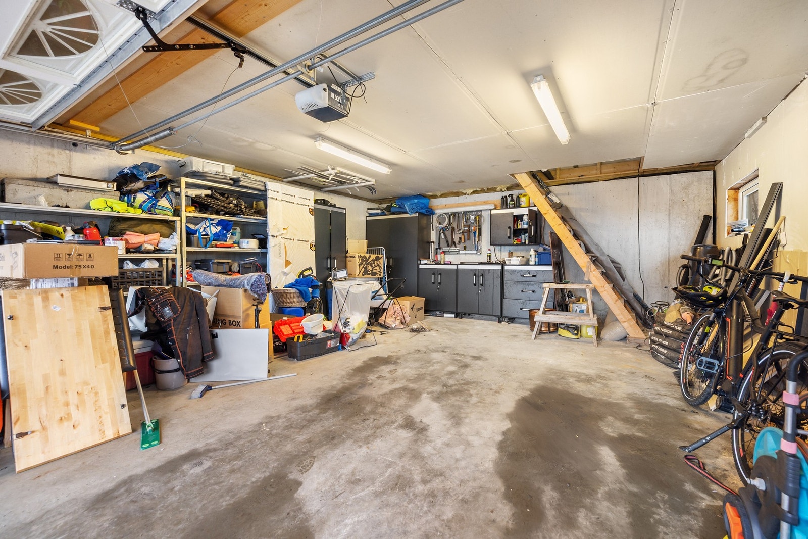 Garasjen har et uinnredet loft med potensiale Galleribilde