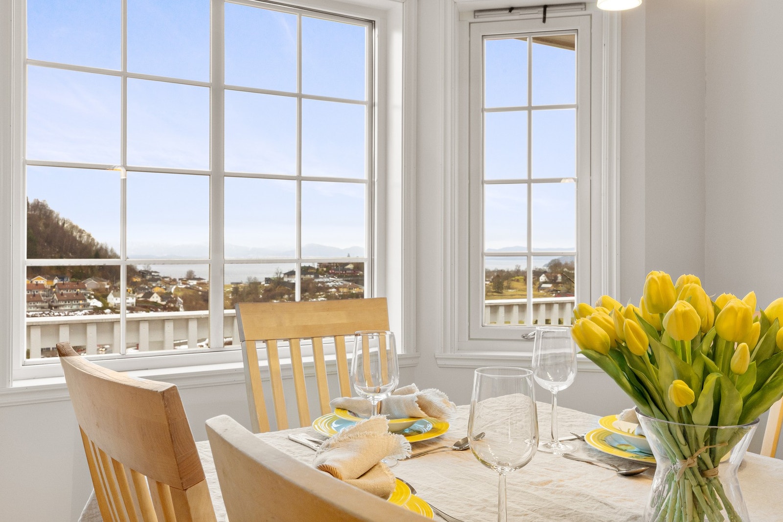 Åpen løsning med stue og spisestue på ca. 50 kvm . Av oppvarmingskilder her er det varmepumpe og vedovn Galleribilde