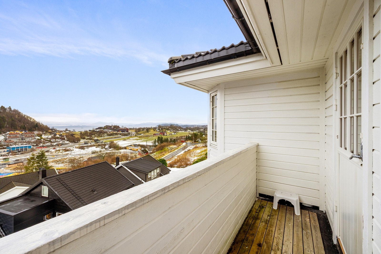 Det er totalt fire soverom, to stuer, to bad og eget vaskerom i hoveddelen Galleribilde