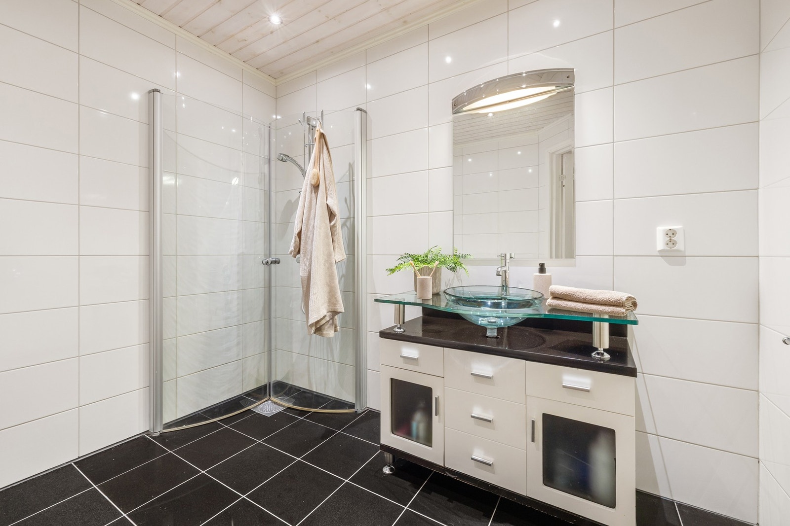 Lyst og trivelig bad med god plass Galleribilde