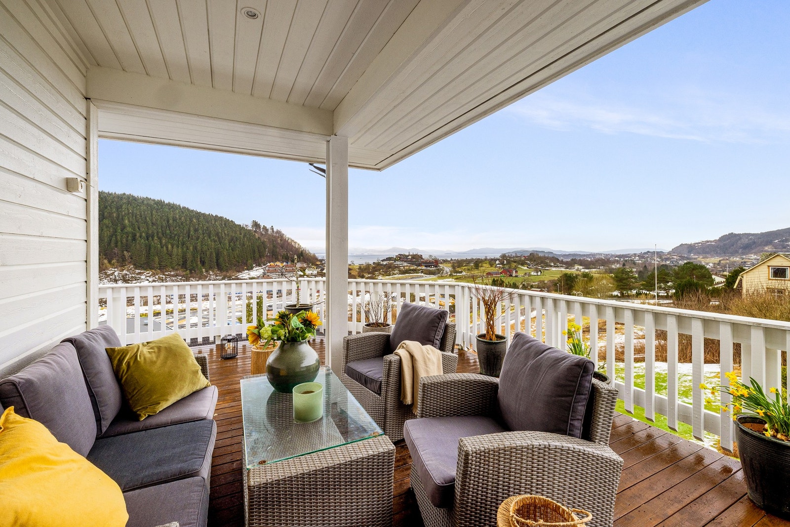 Det tar omtrent 10 minutter å gå ned til barnehagen og barneskolen. Det er trygg skolevei helt frem Galleribilde