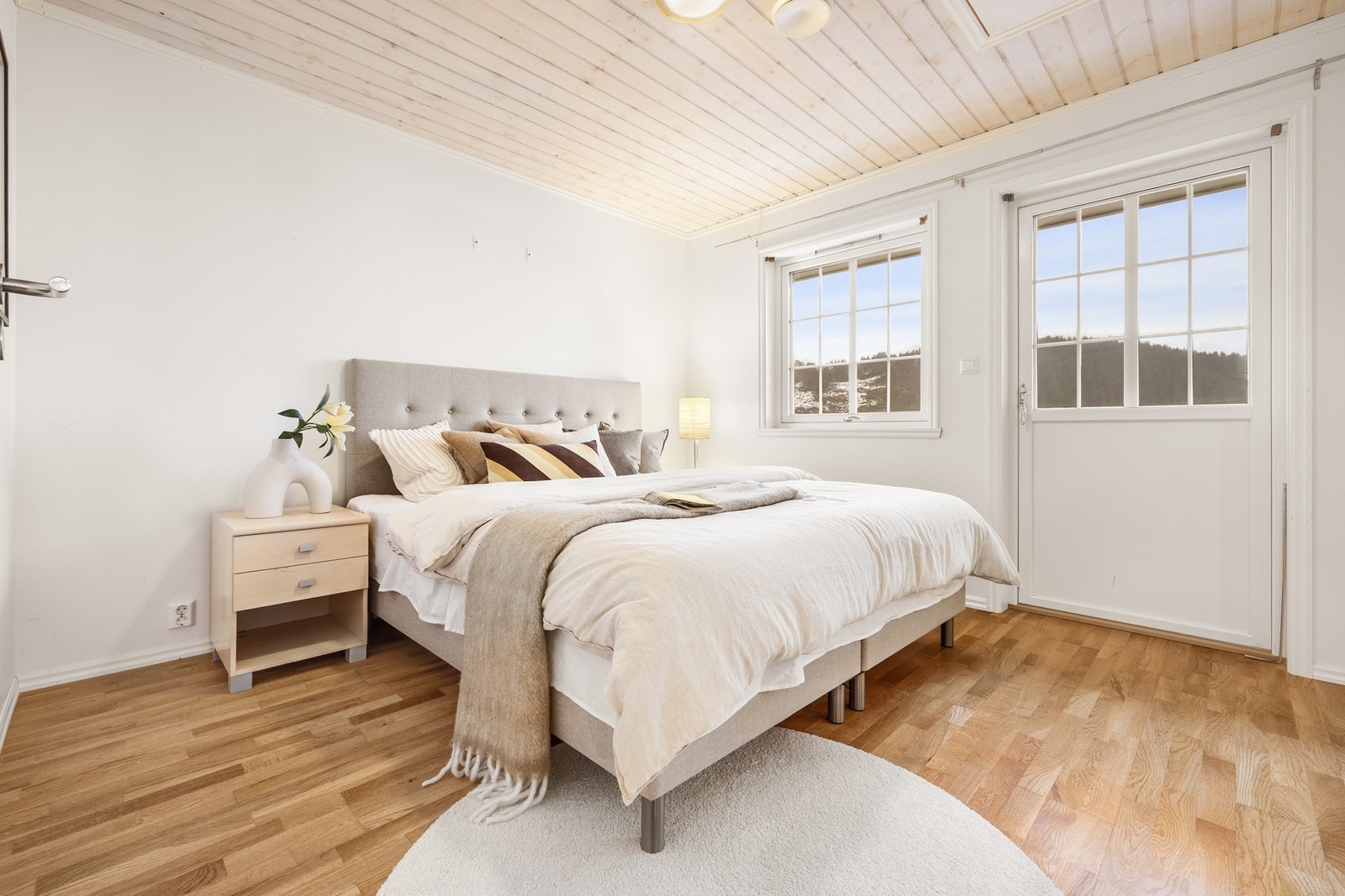 Hovedsoverom med egen balkong og mye skapplass Galleribilde