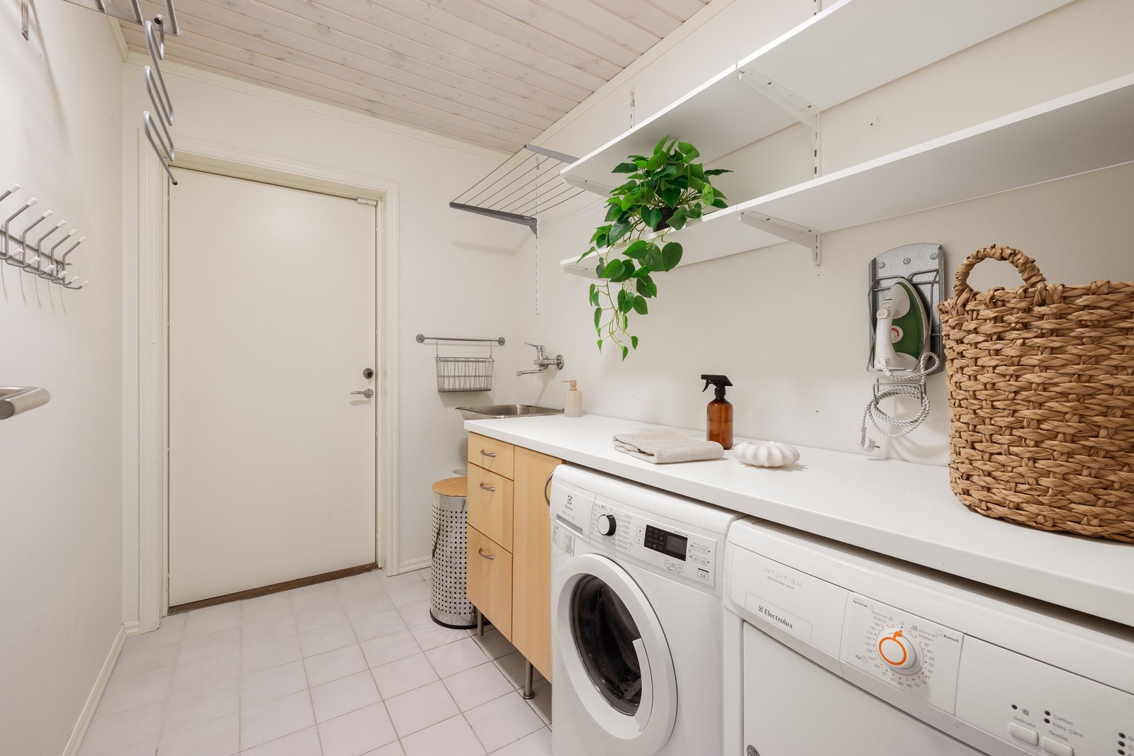 Vaskerom med utgang på siden av boligen Galleribilde