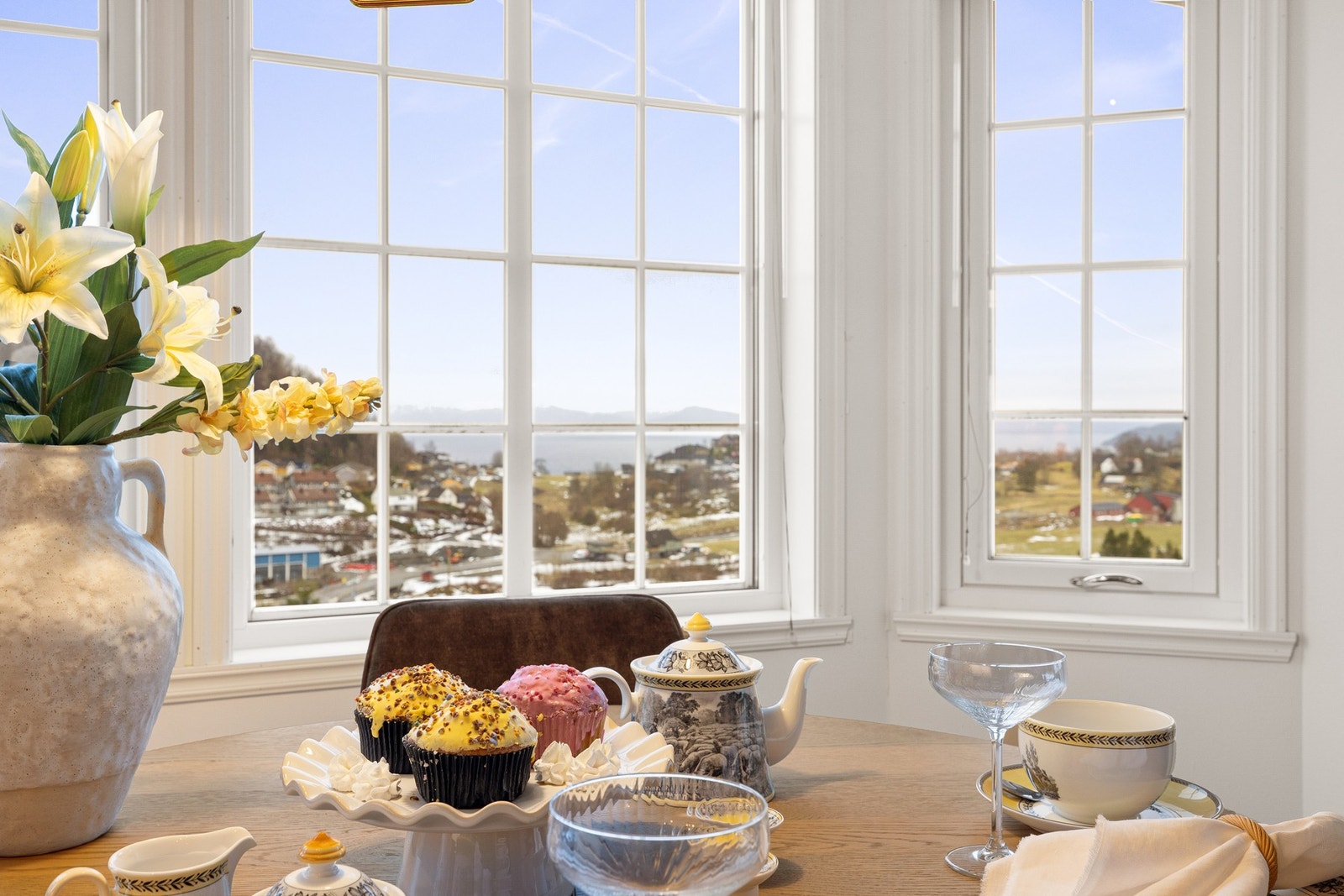 Til Os sentrum tar det ca. 6 minutter med bil. Her er det et bredt tilbud av dagligvarebutikker, apotek, restauranter og vinmonopol. Galleribilde