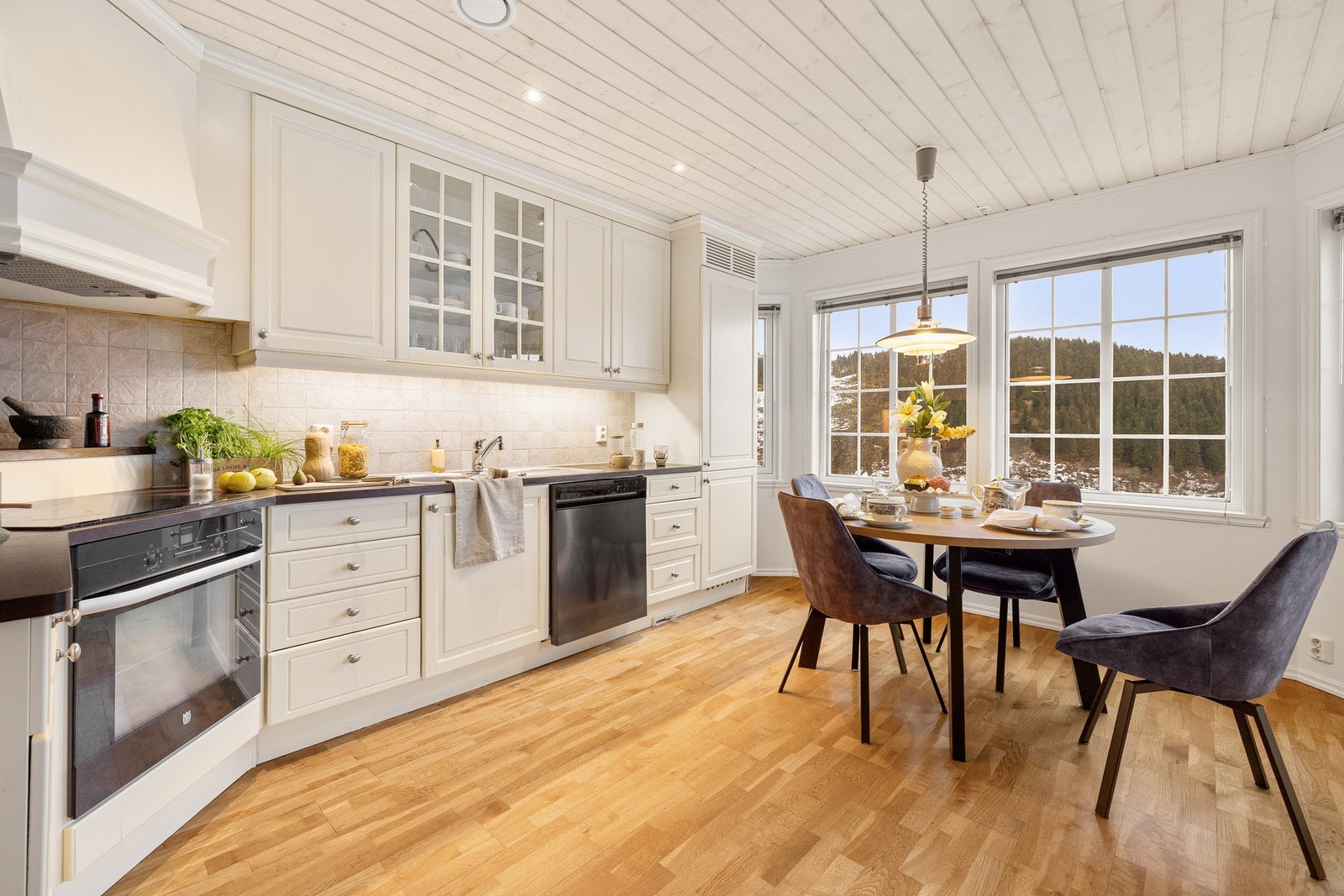 Kjøkkenet har benkeplate av laminat, parkettgulv og integrerte kombiskap Galleribilde