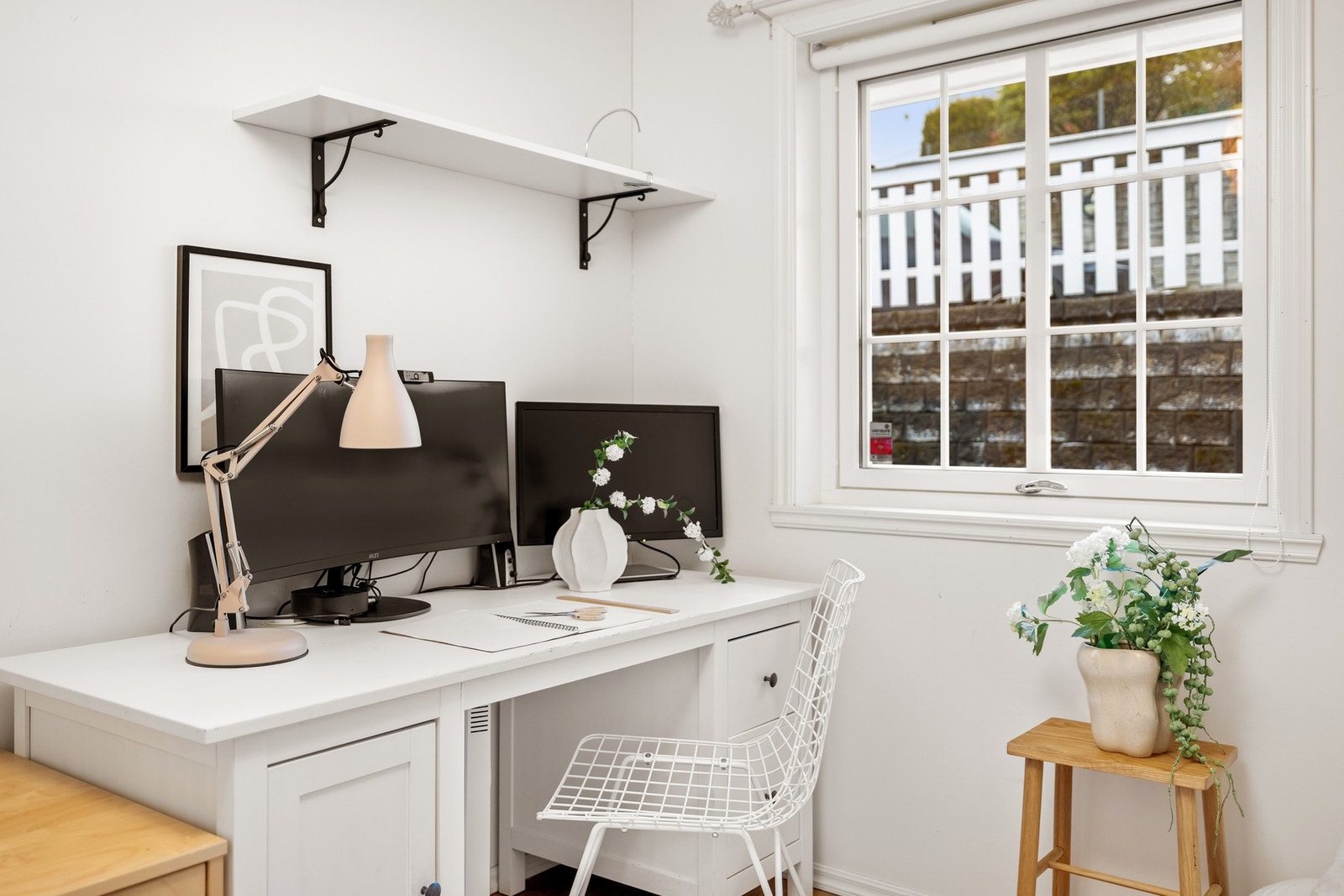 Soverom nr. 2 i hovedetasjen er brukt som hjemmekontor Galleribilde