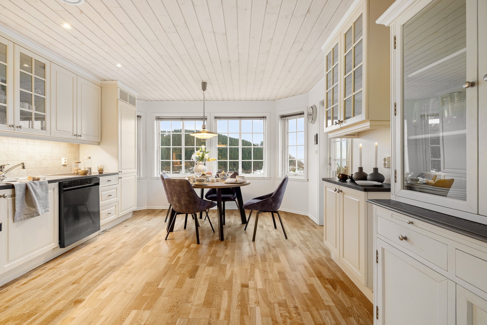 I Os sentrum er det en bussterminal med hyppige avganger mot Lagunen, Flesland og Bergen sentrum Galleribilde