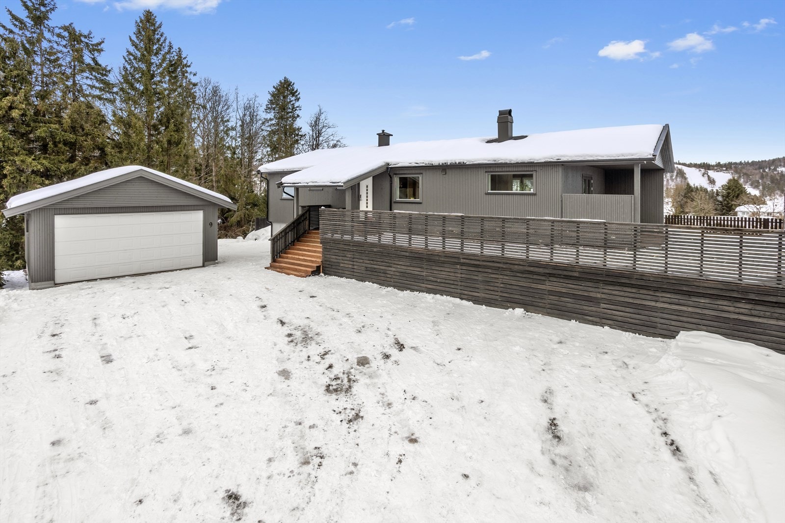 Oppgradert familiebolig innerst i blindvei i landlig og rolig område 12 min fra Holmestrand sentrum. Galleribilde