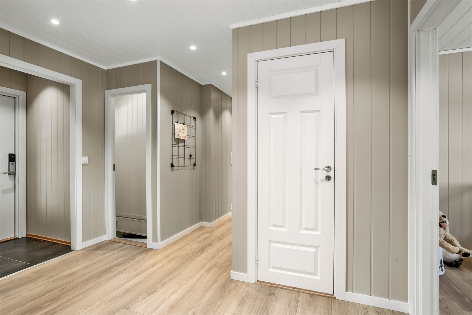 Gang med adkomst til kjeller. Galleribilde