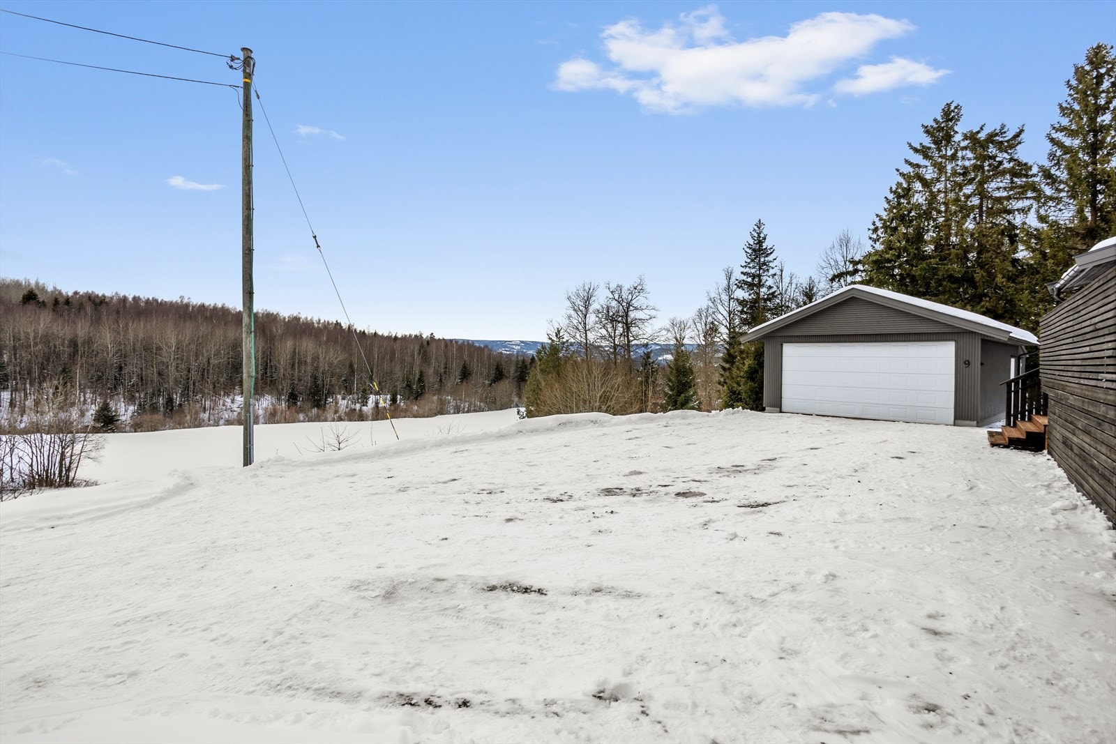 Stor gårdsplass med mulighet til å parkere flere biler. Dobbeltgarasje med tilknyttet utebod. Galleribilde