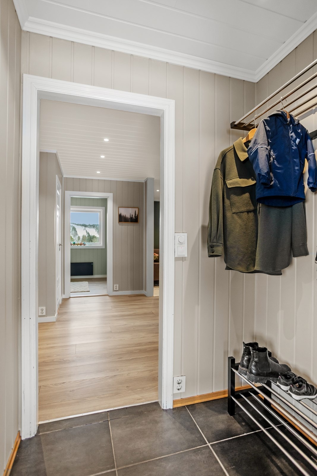 Flislagt entré med flislagt gulv og varmekabler. Galleribilde