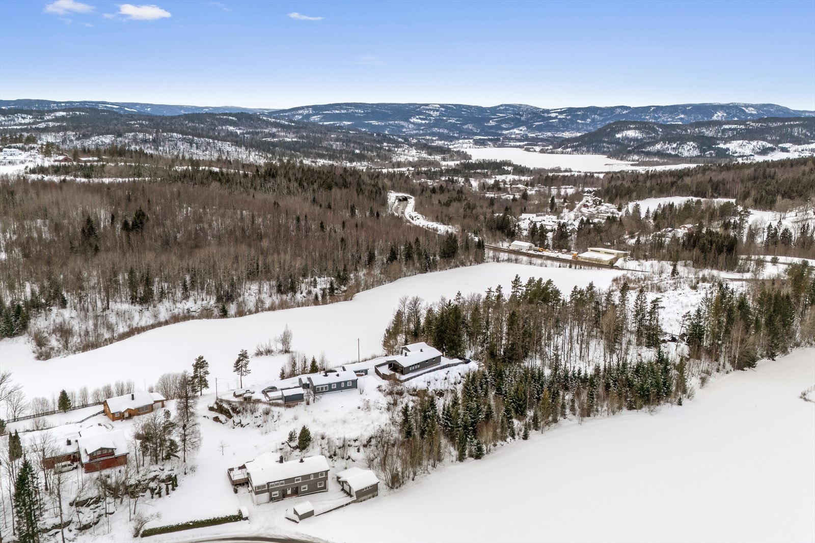 Landlig beliggenhet i rolig område med gode oppvekstvilkår for barna. Galleribilde