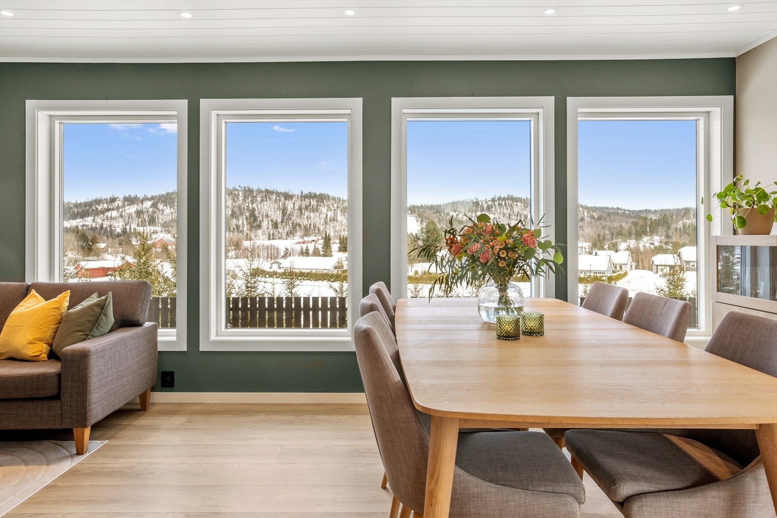 Store vinduer på flere sider gir flott utsikt og masse lysinnslipp, uten innsyn. Galleribilde