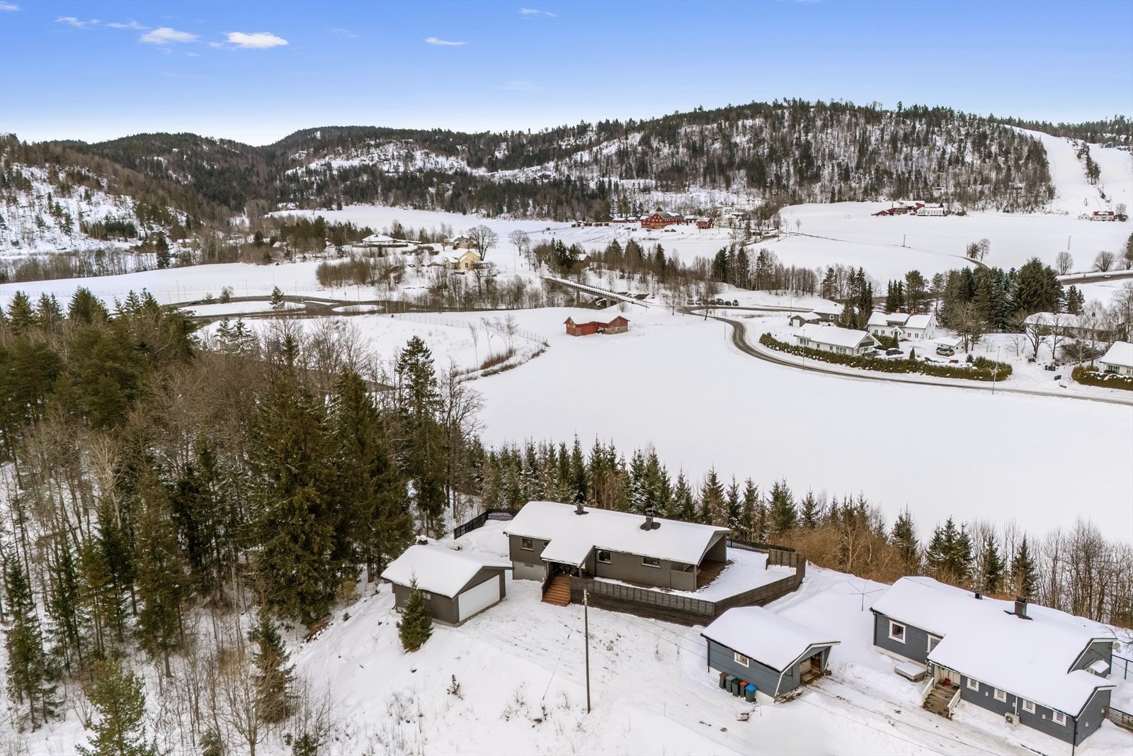 Fine turområder sommer og vinter, og kun 12 minutters kjøring til Holmestrand sentrum. Galleribilde
