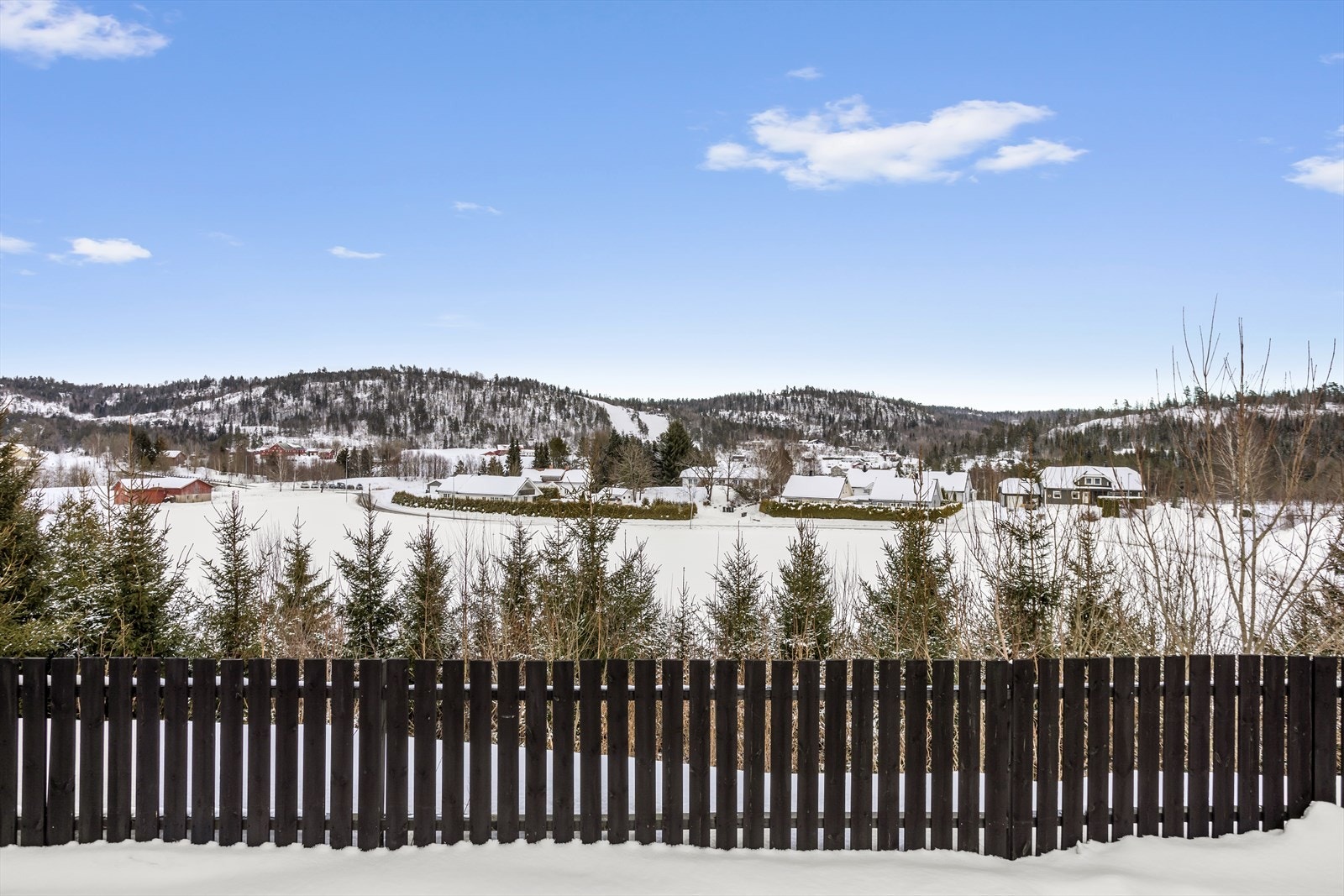 Utsikt fra terrassen og hagen. Galleribilde