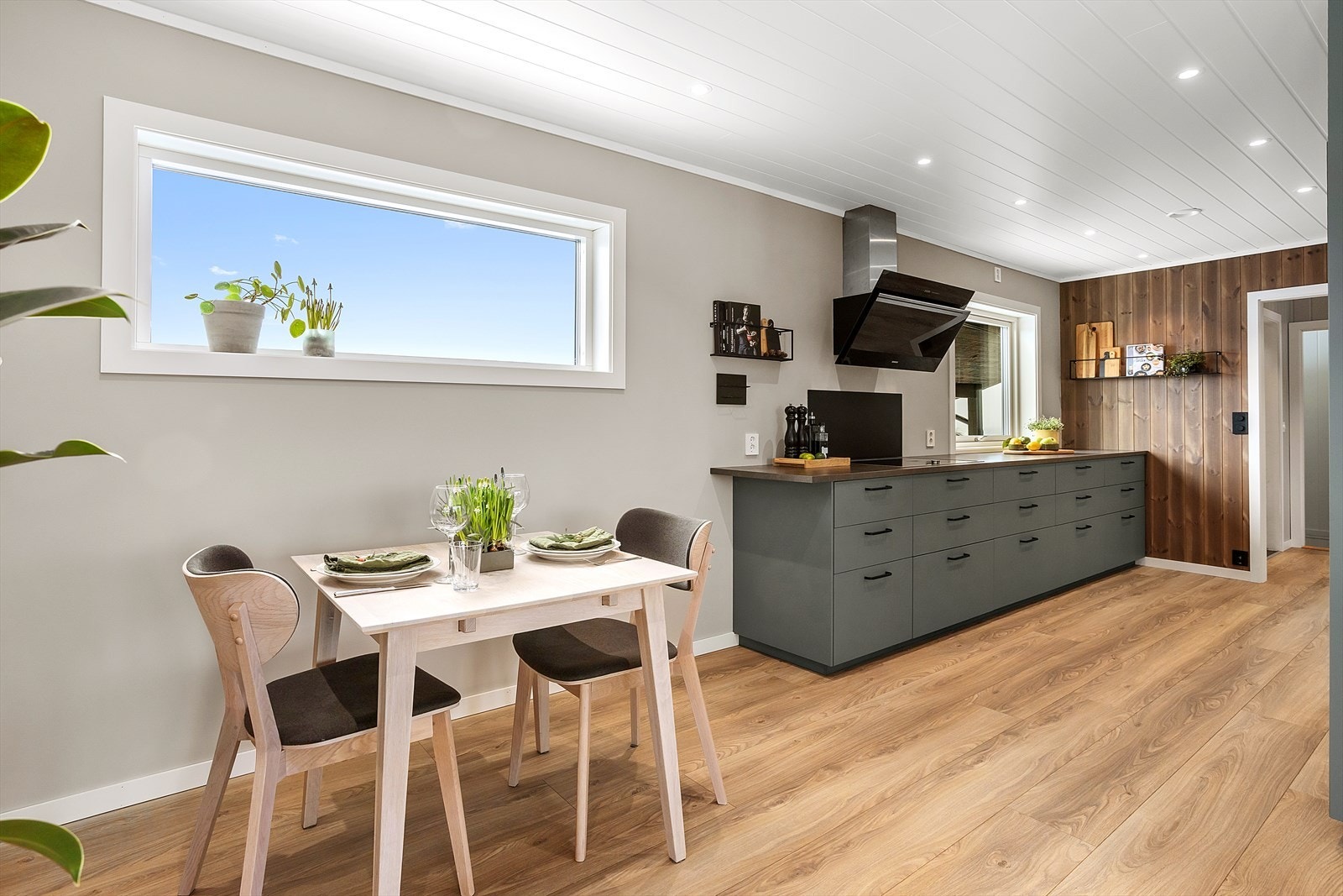 Det er plass til frokostplass på kjøkkenet hvis ønskelig. Galleribilde