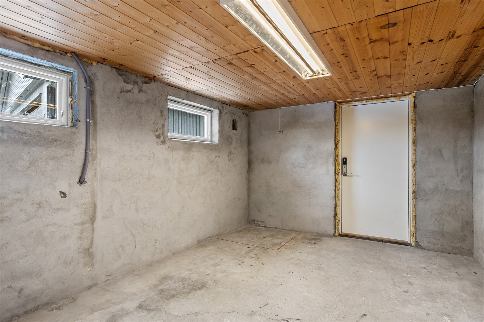 Kjelleren har egen inngang. I 2017 ble det satt inn ny dør med kodelås. Galleribilde