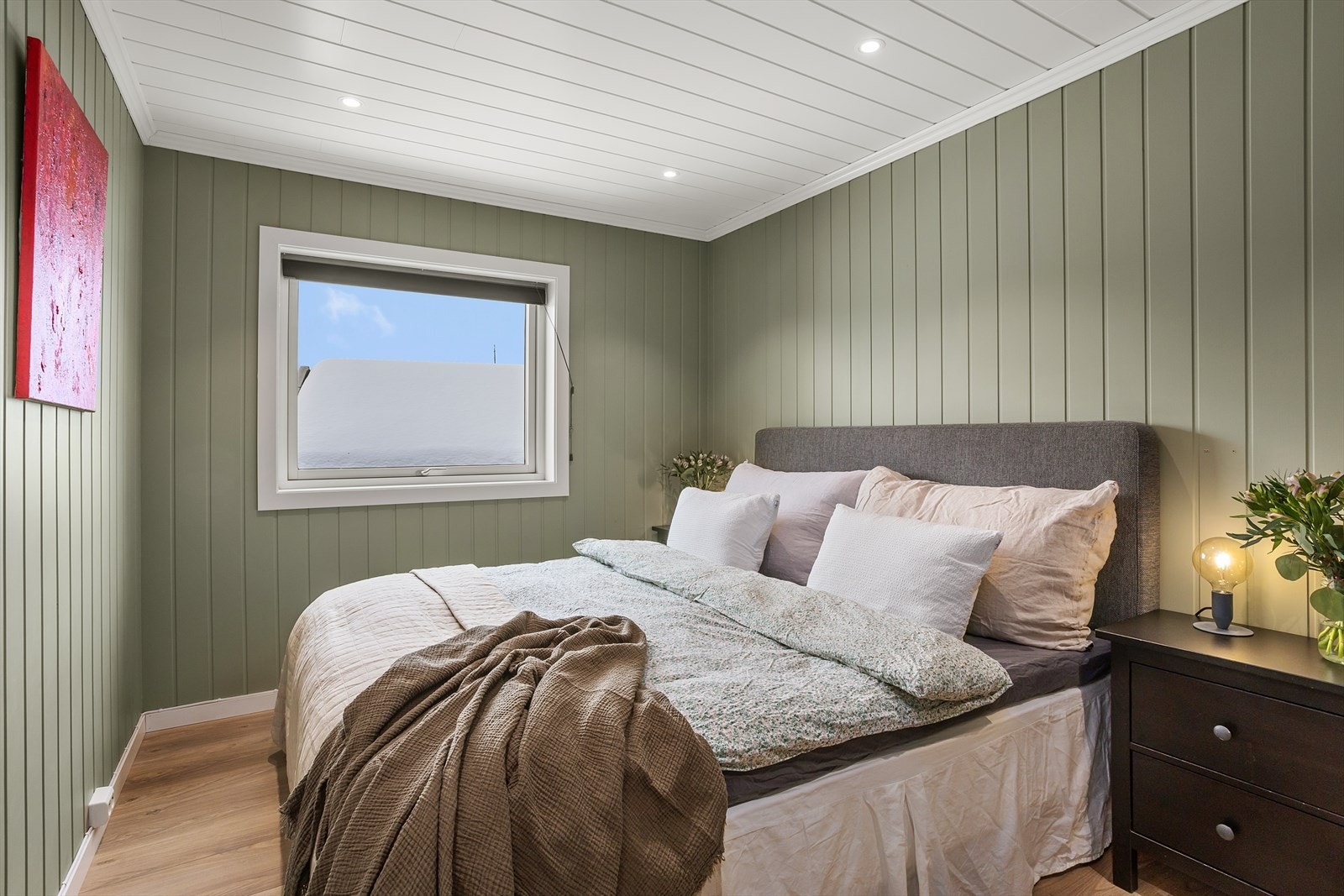 Hyggelig hovedsoverom med tilknyttet walk-in closet. Galleribilde