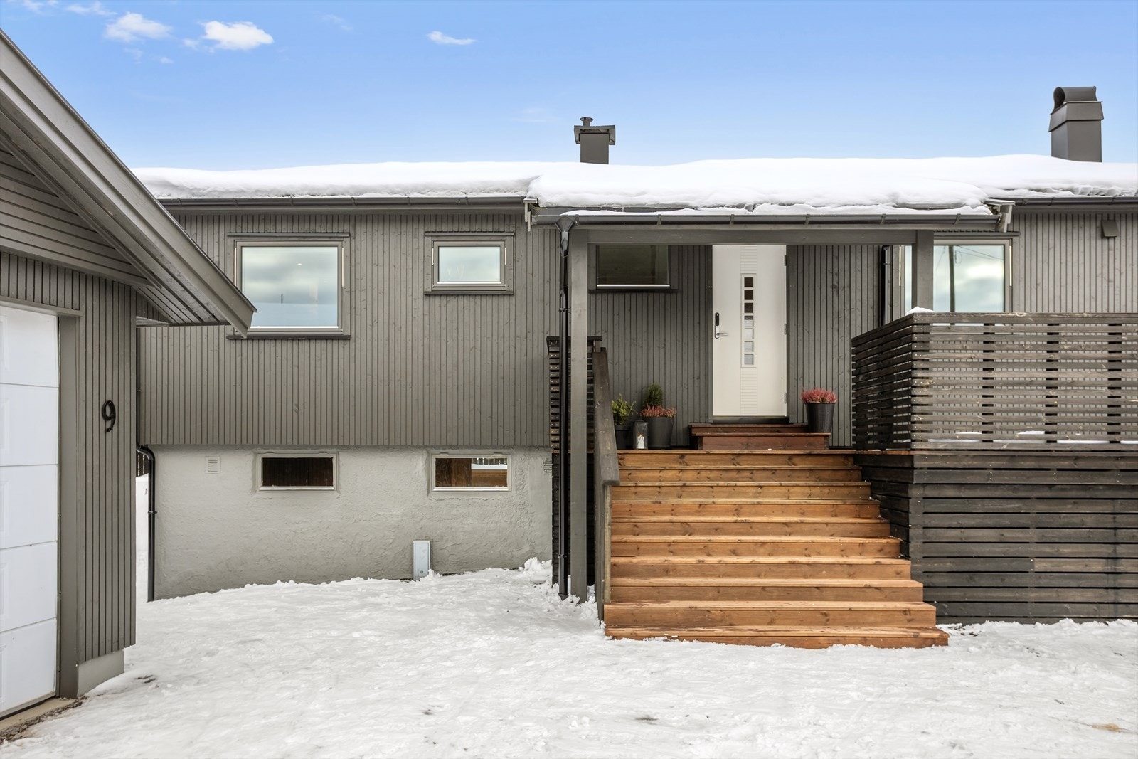 Hyggelig inngangspartil med adkomst til terrassen som strekker seg rundt huset. Galleribilde