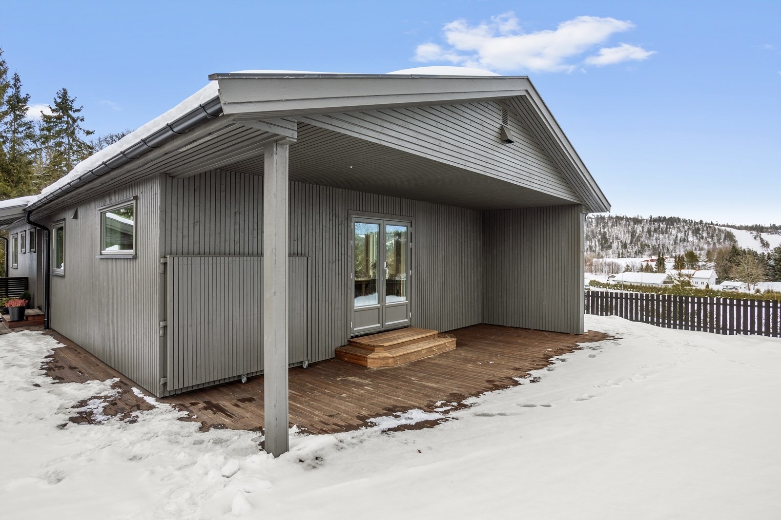 Fra stue/kjøkken er det utgang til solrik og stor terrasse på hele 111 kvm. Galleribilde