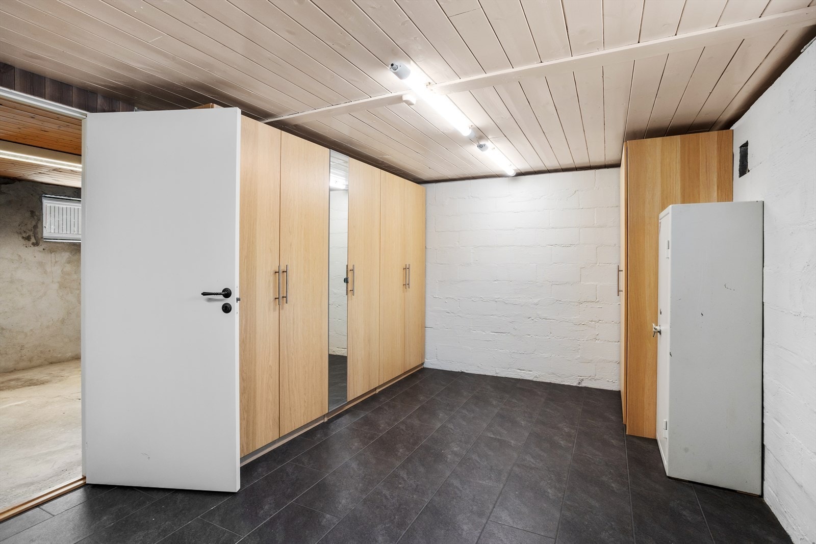 Rom med god lagringsplass. Flislagt gulv med varmekabler. Galleribilde