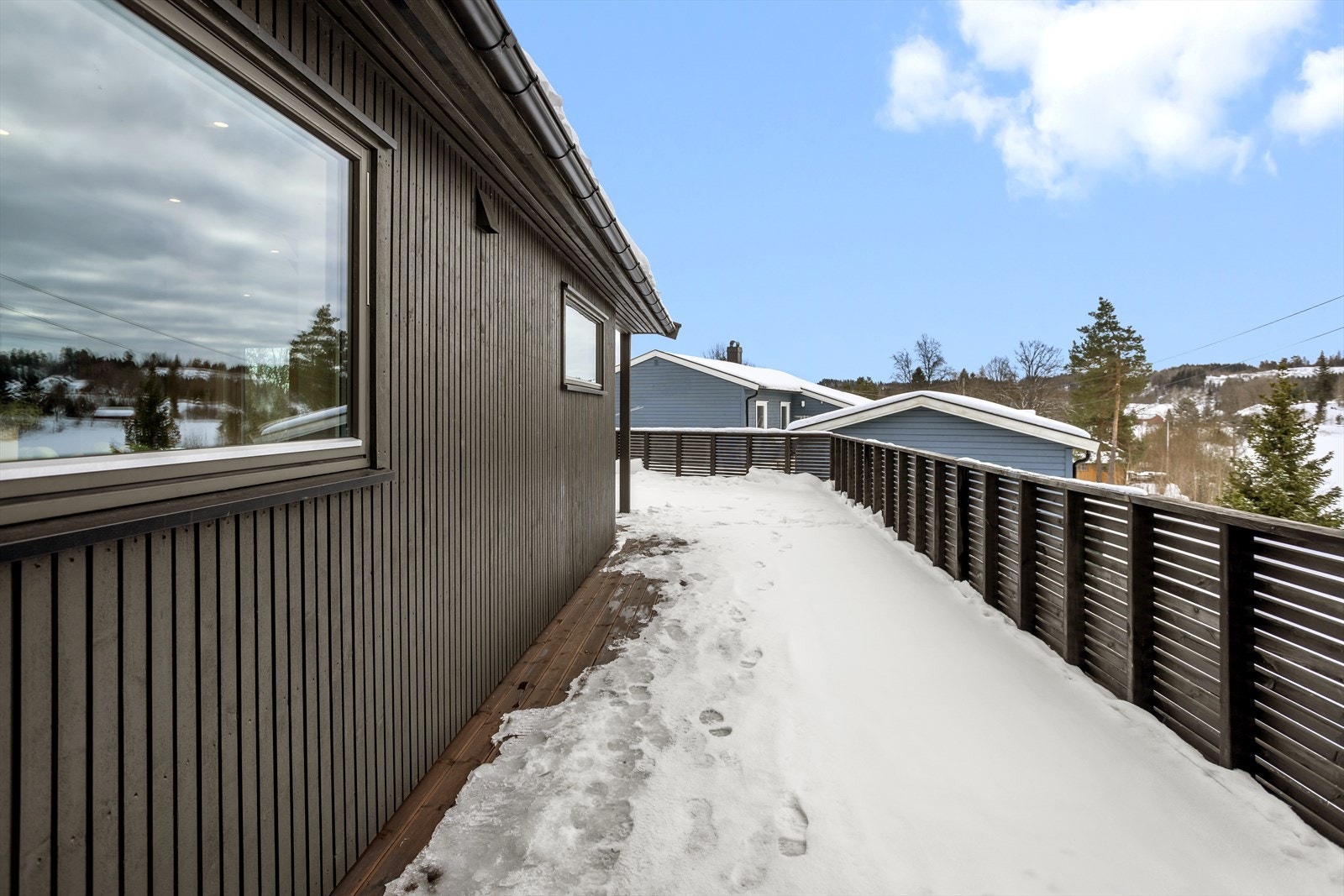 Her er det plass til å innrede flere soner med lounge, spisebord og grill, samt solsenger. Galleribilde