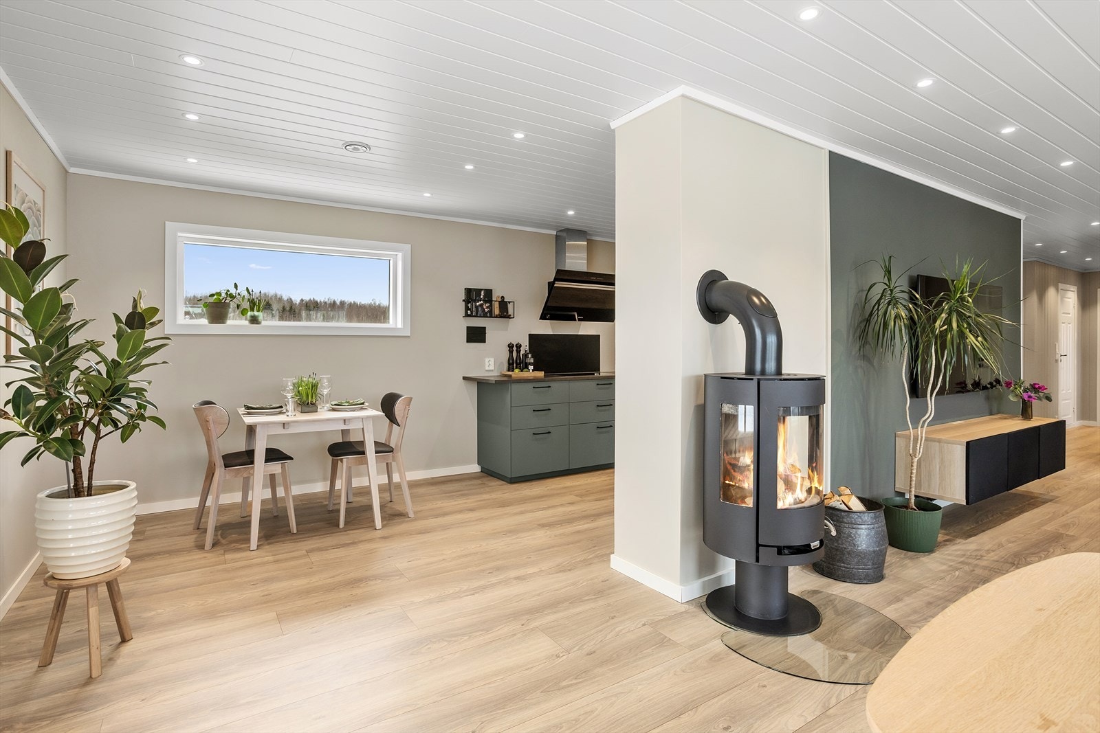 Boligens første etasje har åpen og sosial løsning og samtidig adskilte soner. Galleribilde