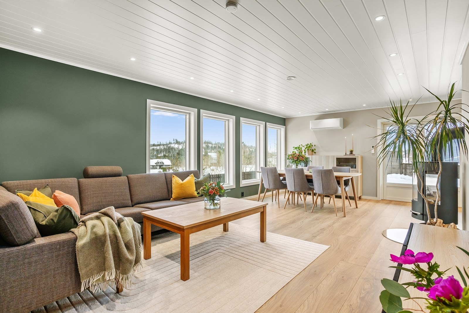 Boligen har åpen løsning med stue, spisestue og kjøkken. Her får du masse lysinnslipp og fin utsikt. Galleribilde